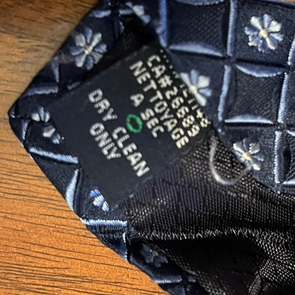 Arrow Men's Navy blue and White 100% silk Patterned Tie - Picture 5 of 6